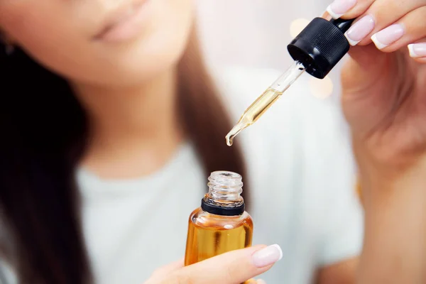 Tratamiento de cabello de aceite para mujer. Concepto peluquería salón de spa — Foto de Stock