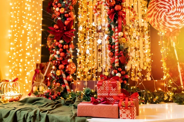 Όμορφα Χριστούγεννα κόκκινα κουτιά δώρων στο παρασκήνιο bokeh θαμπάδα φώτα και φωτισμό — Φωτογραφία Αρχείου