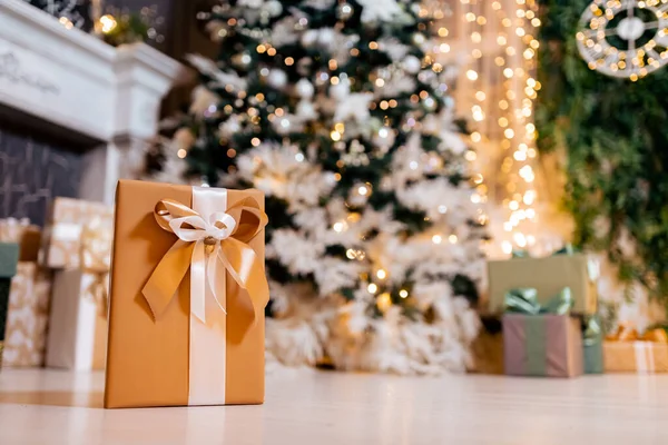 Κουτί δώρων διακοπών στο φόντο του χριστουγεννιάτικου δέντρου bokeh, αντίγραφο χώρου — Φωτογραφία Αρχείου