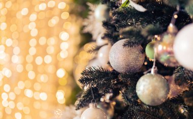 Yakın plan Noel yeşil çam ağacı, parlak toplu arka plan bokeh ışığı, tonlama rengi