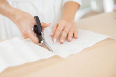 Üçüncü adım iç çamaşırı ve kıyafet dikme, kadın terzisi siyah dantelli makasın iç çamaşırı kalıplarını keser.