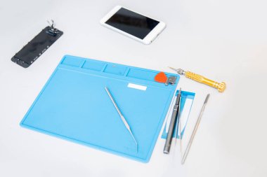 Cep telefonları, aletler tornavida, pense paspası tamir etmek için işyeri ustabaşı servisi