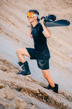 Snowboardcu Dubai, BAE 'de kum tepelerinde sörf yapıyor.