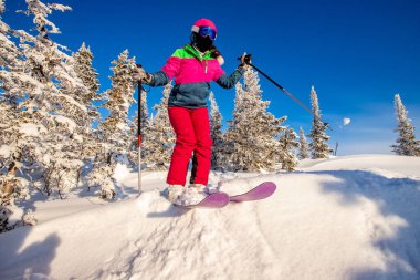 Yüksek dağlarda kayak yapan kayakçı kış ormanlarında