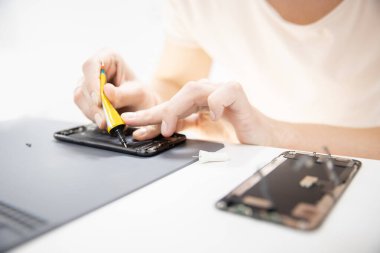 Master modern cep telefonunu söker, pili tamir eder ve değiştirir, bozuk ekran