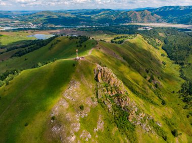 Mavi Katun nehri ve Chertov paletleri Altai dağları, Rusya Cumhuriyeti, gökyüzü manzarası