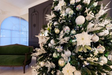 Arka planda bokeh ışığı, ton rengi olan Noel yeşil çam ağacı