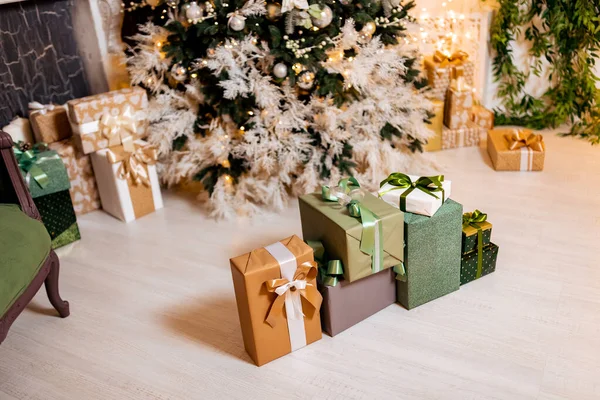 Κουτί δώρων διακοπών στο φόντο του χριστουγεννιάτικου δέντρου bokeh, αντίγραφο χώρου — Φωτογραφία Αρχείου