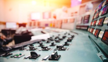 Düğmeleri olan ve nükleer santralin otomatik kontrolünü sağlayan mühendislik paneli