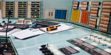 Düğmeleri olan ve nükleer santralin otomatik kontrolünü sağlayan mühendislik paneli