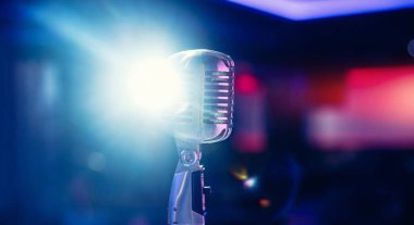 Bulanık arkaplanda Retro vintage mikrofonu kapat