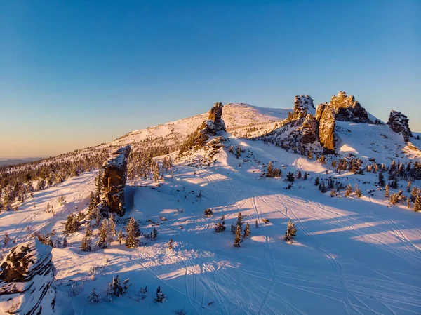 Barevný zimní západ slunce v lyžařském středisku Sheregesh s mraky. Letecký top view les Rusko — Stock fotografie