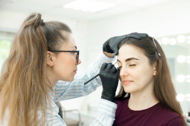 Danışman atölye düzeltmesi ve kaş renklendirme