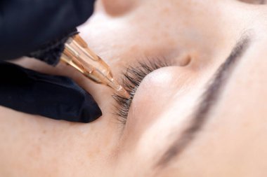 Güzellik salonunda göz makyajını siyaha boyamış.