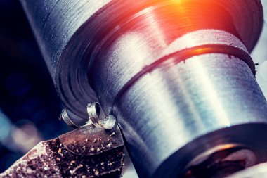 Metal kesen CNC torna makinesini çalıştırın. Modern endüstriyel demir otomobil teknolojisi