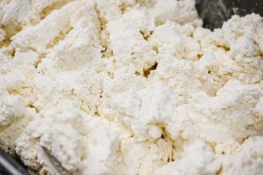 Beyaz kaymak rengi süzme peynir dokusu, süt ürünü, otomatik taşıma hattı üst görünümü