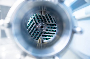 Nükleer reaktör suyunun uranyum çubuk elementi.