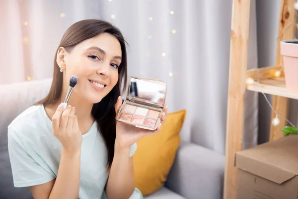 Retrato blogger mujer conforman artista con pinceles paleta en polvo. Concepto escuela de belleza en línea —  Fotos de Stock