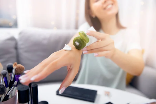 Mujer aplicando crema hidratante protectora. Concepto invierno estación fría manos cuidado de la piel protección —  Fotos de Stock