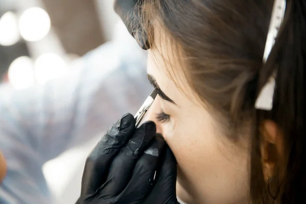 Tintado maestro de mujeres de pelo de cejas, corrección de cejas — Foto de Stock