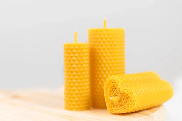 Желтые свечи из пчелиного воска с запахом меда на белом фоне — стоковое фото