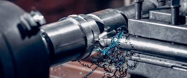 Механізм виготовлення залізних знарядь. Перемикання металу з ЧПУ - це робота. — стокове фото