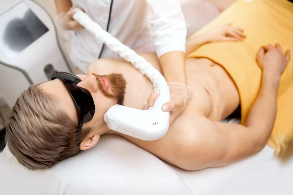 Процедура эпиляции волос для лица человека лазерные усы и бороду — стоковое фото