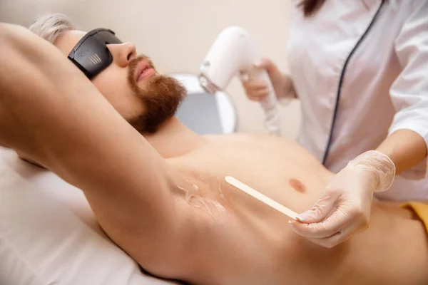 Крупним планом процедура видалення волосся від чоловіків пахви, лазерна студія епіляції — стокове фото