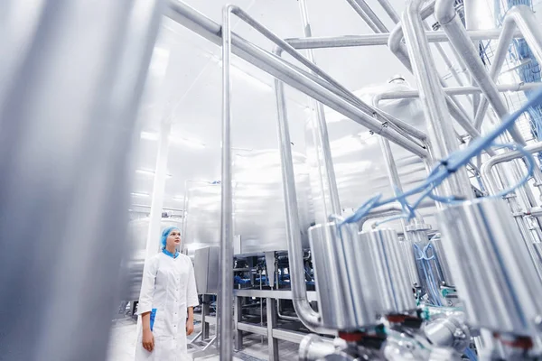 Промисловий портрет оператора жіночої в однорідному фоні харчової фабрики виробничої лінії — стокове фото