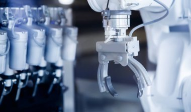 Endüstriyel gıda fabrikasında otomatikleştirilmiş üretim hattında çalışan yakın çekim robotu