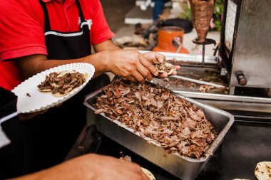 Meksika 'daki Taqueria' da tacos al pastor yiyen Meksikalılar.