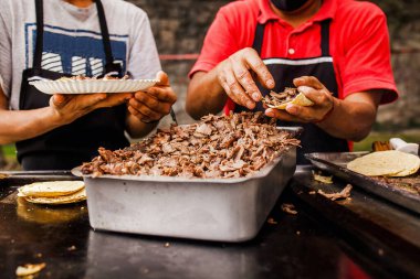 Meksika 'daki Taqueria' da tacos al pastor yiyen Meksikalılar.