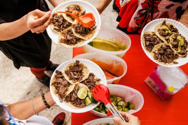 Meksika 'daki Taqueria' da tacos al pastor yiyen Meksikalılar.