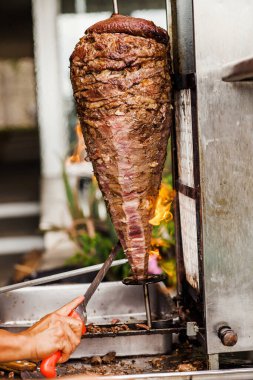 Meksika 'daki Taqueria' da tacos al pastor yiyen Meksikalılar.