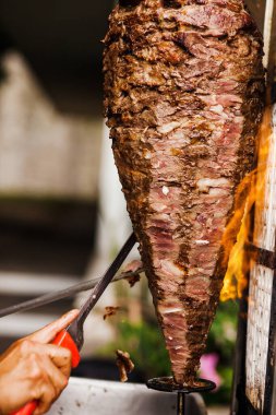 Meksika 'daki Taqueria' da tacos al pastor yiyen Meksikalılar.