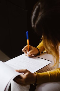Latin bir kadın Güney Amerika 'da bir belge ya da anket yazıp imzalıyor