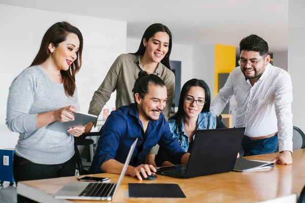 Grupo Empresarios Latinos Trabajando Juntos Equipo Mientras Están Sentados Escritorio —  Fotos de Stock