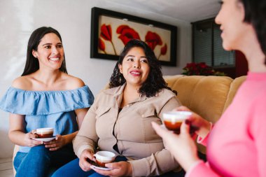 Latin bayan arkadaşlar Mexico City 'de takılıp kahve içiyorlar.