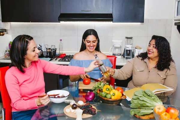 Latin Kvinner Som Lager Grønnsaker Mat Har Det Gøy Meksikansk – stockfoto