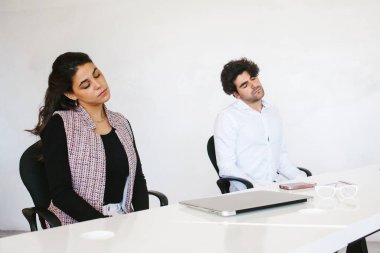 Latin iş adamları Mexico City 'de meditasyon yapıyor ve yoga yapıyorlar.