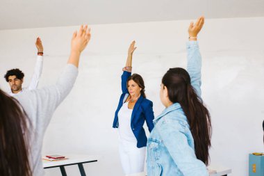 Latin iş adamları Mexico City 'de meditasyon yapıyor ve yoga yapıyorlar.