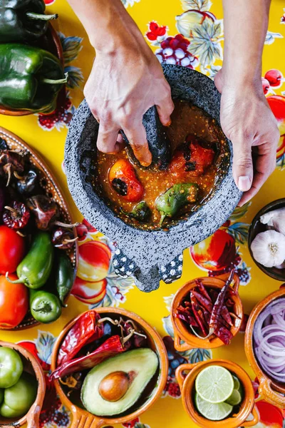 Mexicaanse Rode Saus Een Traditionele Molcajete Ingrediënten Keuken Mexico Stad — Stockfoto