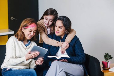 Latin kadın anne kızlarıyla eğleniyor. Anneler Günü aşk ailesi, ebeveynlik çocukluk kavramı