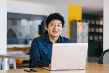 Mexico City 'deki ofisinde çalışan genç Latin iş adamı.