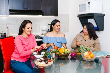 Latin kadınlar Dostlar Meksiko 'da mutfakta yemek pişiriyor