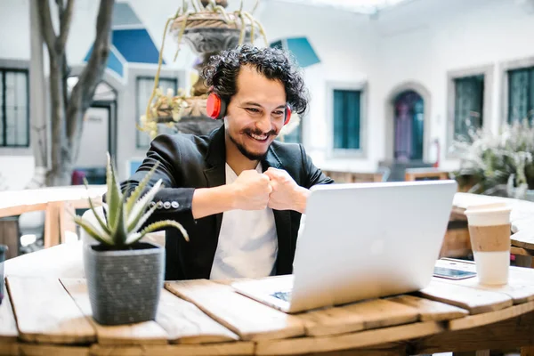 Latino Trabajando Con Computadora Una Videollamada Con Auriculares Una Oficina — Foto de Stock