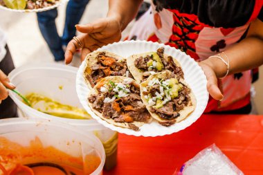 Meksika tacoları ve sığır eti pişirmek, Mexico City 'de geleneksel sokak yemekleri.