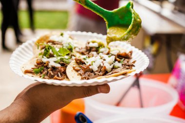 Meksika tacoları ve sığır eti pişirmek, Mexico City 'de geleneksel sokak yemekleri.