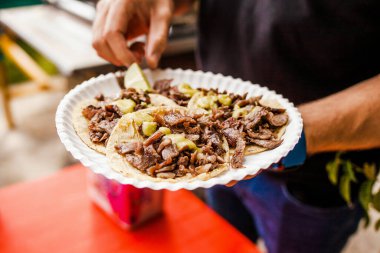Meksika tacoları ve sığır eti pişirmek, Mexico City 'de geleneksel sokak yemekleri.