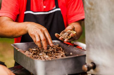Meksika tacoları ve sığır eti pişirmek, Mexico City 'de geleneksel sokak yemekleri.